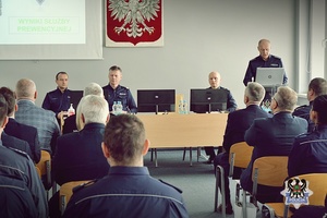 Na zdjeciu policjanci oraz zaproszeni goście podczas oprawy podsumowującej rok 2022.
