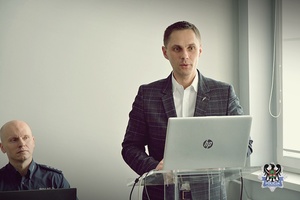 Na zdjeciu policjanci oraz zaproszeni goście podczas oprawy podsumowującej rok 2022.