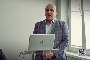 Na zdjeciu policjanci oraz zaproszeni goście podczas oprawy podsumowującej rok 2022.