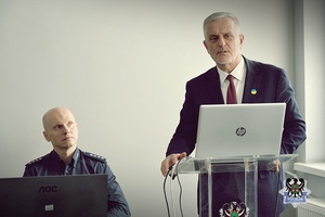 Na zdjeciu policjanci oraz zaproszeni goście podczas oprawy podsumowującej rok 2022.