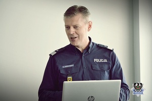 Na zdjeciu policjanci oraz zaproszeni goście podczas oprawy podsumowującej rok 2022.