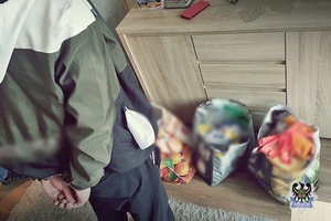 Na zdjęciu zatrzymany mężczyzna i odzyskane produkty pochodzące z kradzieży.