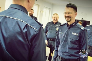 Na zdjeciu Komendant Miejski Policji wręcza rozkaz o powierzeniu obowiązków Komendanta Komisariatu Policji II w Wałbrzychu podinsp. Rafałowi Walusowi.
