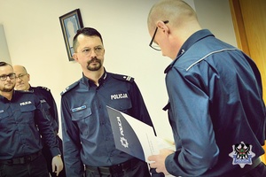 Na zdjeciu Komendant Miejski Policji wręcza rozkaz o powierzeniu obowiązków Komendanta Komisariatu Policji II w Wałbrzychu podinsp. Rafałowi Walusowi.