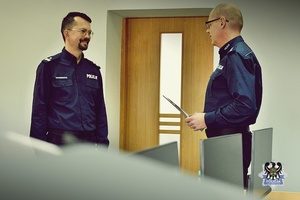 Na zdjeciu Komendant Miejski Policji wręcza rozkaz o powierzeniu obowiązków Komendanta Komisariatu Policji II w Wałbrzychu podinsp. Rafałowi Walusowi.