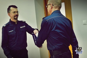 Na zdjeciu Komendant Miejski Policji wręcza rozkaz o powierzeniu obowiązków Komendanta Komisariatu Policji II w Wałbrzychu podinsp. Rafałowi Walusowi.
