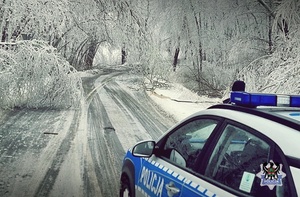 Na zdjęciu radiowóz zabezpieczający miejsce zdarzenia.