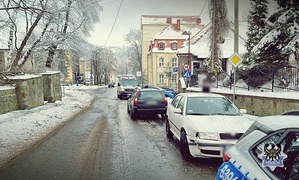 Na zdjęciu uszkodzony w wyniku kolizji drogowej samochód osobowy.