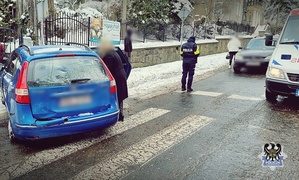 Na zdjęciu uszkodzony w wyniku kolizji drogowej samochód osobowy.