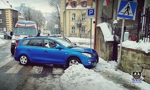 Na zdjęciu uszkodzony w wyniku kolizji drogowej samochód osobowy.