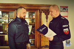 Na zdjęciu Komendant Miejski Policji w Wałbrzychu powierza obowiązki nowemu Komendantowi Komisariatu Policji w Głuszycy.