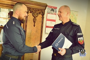 Na zdjęciu Komendant Miejski Policji w Wałbrzychu powierza obowiązki nowemu Komendantowi Komisariatu Policji w Głuszycy.