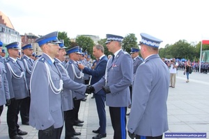 Na zdjęciu odchodzący dzisiaj na emeryturę komendant odbiera srebrny medal.