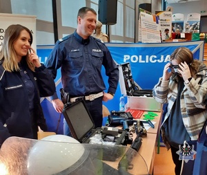 Na zdjęciu policjanci przy stoisku podczas Dnia kariery.