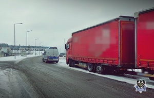 Na zdjęciu radiowóz na miejscu kontroli kierującego samochodem ciężarowym.