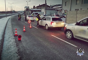 Na zdjęciu policjanci podczas akcji Trzeźwy poranek na ul. Noworudzkiej w Wałbrzychu.