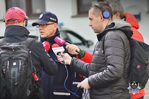 Na zdjęciu policjanci podczas oficjalnego przekazania radiowozów.