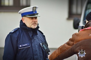 Na zdjęciu policjanci podczas oficjalnego przekazania radiowozów.
