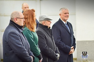 Na zdjęciu policjanci podczas oficjalnego przekazania radiowozów.