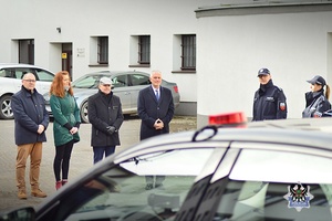 Na zdjęciu policjanci podczas oficjalnego przekazania radiowozów.