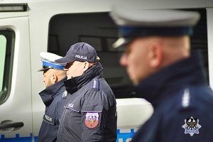 Na zdjęciu policjanci podczas oficjalnego przekazania radiowozów.