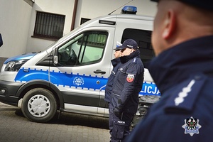 Na zdjęciu policjanci podczas oficjalnego przekazania radiowozów.