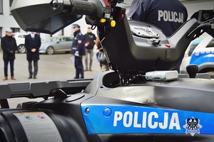 Na zdjęciu policjanci i samorządowcy podczas oficjalnego przekazania radiowozów.