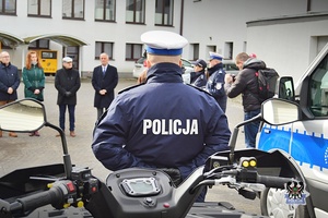 Na zdjęciu policjanci i samorządowcy podczas oficjalnego przekazania radiowozów.