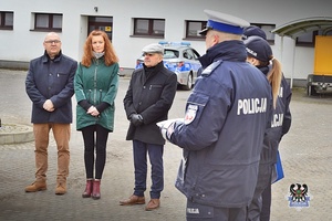 Na zdjęciu policjanci i samorządowcy podczas oficjalnego przekazania radiowozów.