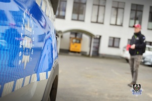 Na zdjęciu policjanci i samorządowcy podczas oficjalnego przekazania radiowozów.