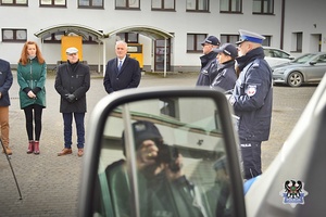 Na zdjęciu policjanci i samorządowcy podczas oficjalnego przekazania radiowozów.