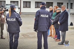 Na zdjęciu policjanci i samorządowcy podczas oficjalnego przekazania radiowozów.