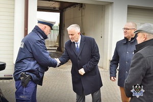 Na zdjęciu policjanci i samorządowcy podczas oficjalnego przekazania radiowozów.