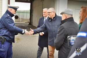 Na zdjęciu policjanci i samorządowcy podczas oficjalnego przekazania radiowozów.