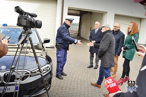 Na zdjęciu policjanci i samorządowcy podczas oficjalnego przekazania radiowozów.