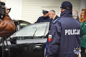 Na zdjęciu policjanci i samorządowcy podczas oficjalnego przekazania radiowozów.