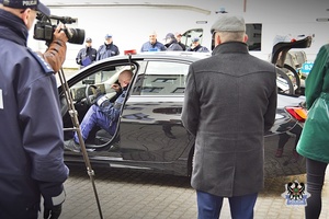 Na zdjęciu policjanci prezentują radiowozy policyjne.