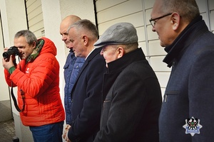 Na zdjęciu policjanci prezentują radiowozy policyjne.