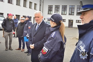 Na zdjęciu policjanci prezentują radiowozy policyjne.