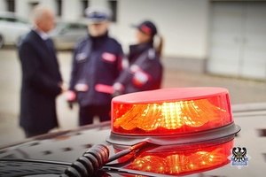 Na zdjęciu policjanci prezentują radiowozy policyjne.