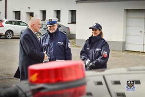 Na zdjęciu policjanci prezentują radiowozy policyjne.