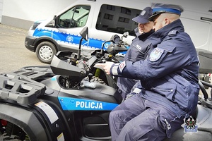 Na zdjęciu policjanci prezentują radiowozy policyjne.