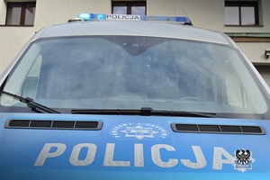 Na zdjęciu policjanci prezentują radiowozy policyjne.