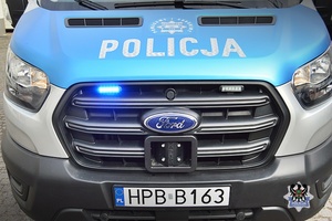 Na zdjęciu policjanci prezentują radiowozy policyjne.