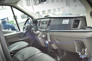 Na zdjęciu policjanci prezentują radiowozy policyjne.