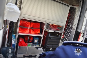 Na zdjęciu policjanci prezentują radiowozy policyjne.