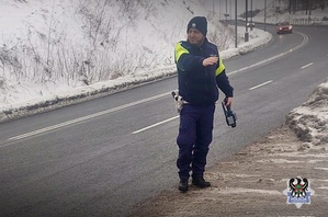 Na zdjęciu policjant podczas kontroli drogowej.