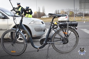 Na zdjęciu policjanci oraz rower.