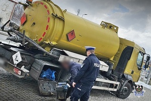 Na zdjęciu policjant podczas kontroli samochodu ciężarowego.