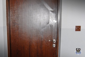 Na zdjęciu uszkodzone drzwi mieszkania.